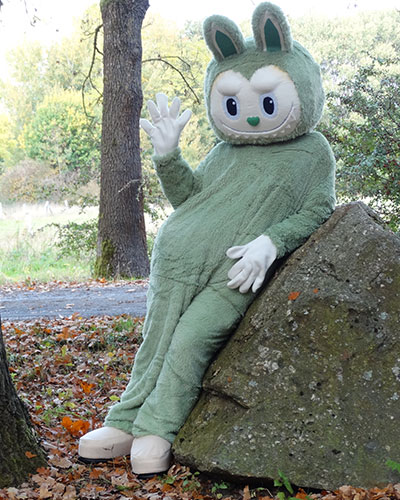 Bubu Grün – der fröhliche Wirbelwind. Lebendig, farbenfroh und immer in Bewegung – bringt Schwung und gute Laune auf jedes Event.