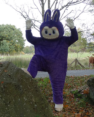 Bubu Lila labubu– der freche Charmeur mit viel Herz. Verspielt, witzig und immer gut gelaunt – ein echter Publikumsliebling für jedes Event.