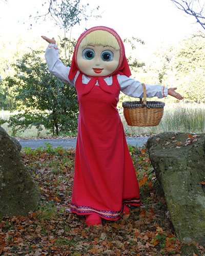 Masha – die kleine Abenteurerin mit großem Herz. Immer fröhlich, neugierig und bereit für neue Streiche.