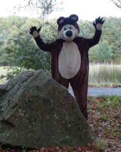 Bär – der sanfte Riese mit großem Herz. Immer freundlich, gemütlich und bereit für eine Umarmung.